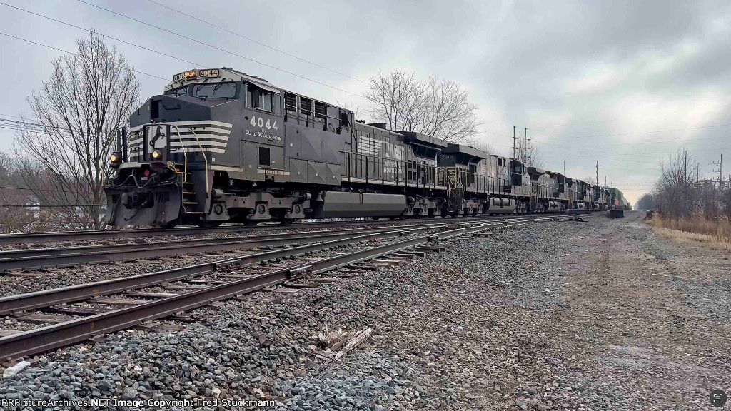 NS 4044 leads 23G.